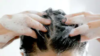 Saçınızı bir kez mi, iki kez mi şampuanlamalısınız ? Dermatologların önerileri neler ?