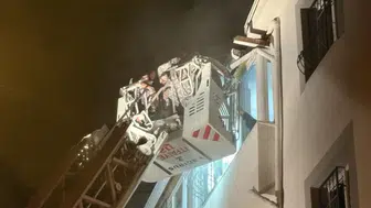 Apartman dairesinde yangın : 2'si çocuk 7 kişi dumandan etkilendi