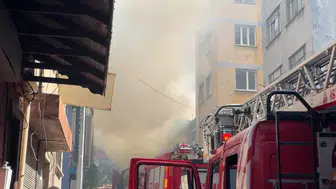 Beyoğlu'nda 2 katlı iş yerinde çıkan yangına itfaiye müdahale ediyor