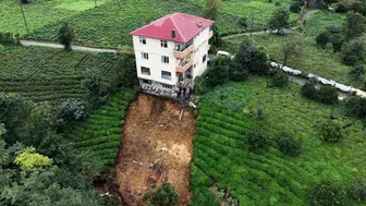 Rize'de heyelan: Toprak kütlesi koptu, 3 katlı bina askıda kaldı