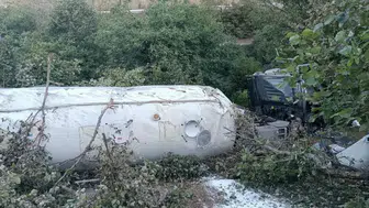 Bolu'da kontrolden çıkan tır devrildi : 1 ölü, 1 yaralı