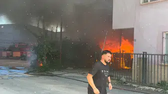 Antalya'da müstakil ev ve depo yangını