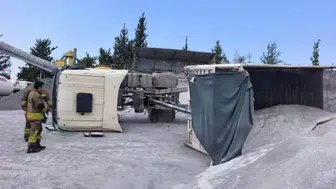 Hatay'da kum yüklü kamyon devrildi: Sürücü yaralandı