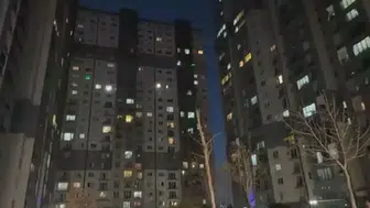 Otoparkta başlayan yangın 28 katlı binaya sıçradı