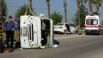 Adana'da otomobil minibüse çarptı : Devrilen minibüsün sürücüsü öldü, 3 kişi yaralandı