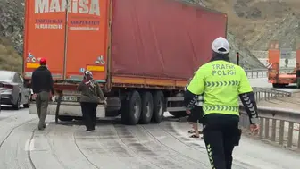 Erzincan-Sivas kara yolunda tır bariyere çarptı : Sakaltutan'da trafik kilitlendi