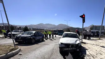 Erzurum'da cezaevi ring aracı ile otomobil çarpıştı : 9 yaralı