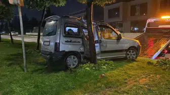 Bursa’da yağış nedeniyle kontrolden çıkan araç ağaca çarptı : 2 yaralı