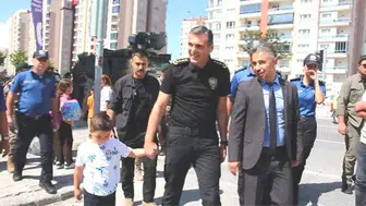 Emniyet müdürü, şehit polisin çocuğunu okulun ilk gününde yalnız bırakmadı