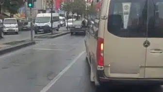 İstanbul Esenyurt'ta dolmuş sürücüsü İETT otobüsünün önünü kesti