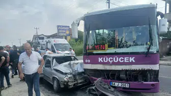 Sakarya'da halk otobüsü ile otomobil çarpıştı