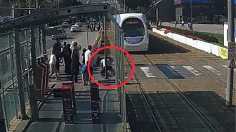 Samsun'da facianın eşiğinden dönüldü ! Tramvayın önüne koşan çocuğu son anda kurtardı