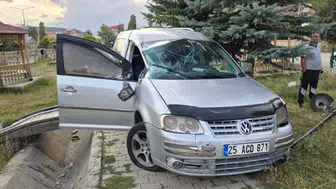 Sarıkamış'ta hafif ticari araç şarampole devrildi: 2 yaralı