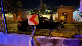 Kayseri'de otomobil bir metrelik duvarı aştı : Sürücü yaralandı