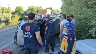 Adıyaman'da iki otomobil çarpıştı : Takla atan araçtaki sürücüler yaralandı