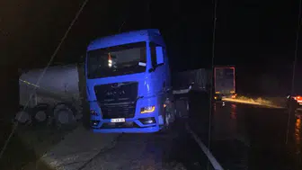 Bolu'da yağış nedeniyle kayan tır, karşı yönden gelen tırla çarpıştı : 2 yaralI