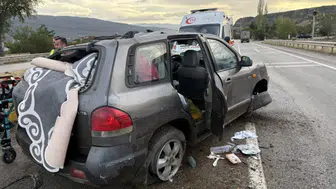 Kastamonu'da otomobil refüje çarptı : 3 yaralı