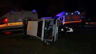 Manavgat'ta kontrolden çıkan otomobil refüje devrildi : 2 yaralı