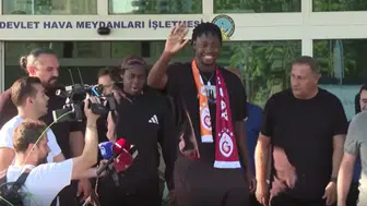 Galatasaray'ın yeni stoperi Bitshiabu İstanbul'a geldi