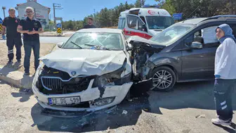 Eskişehir'de hafif ticari araç ile otomobil çarpıştı: 3'ü çocuk 7 yaralı