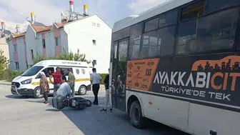 Erzincan'da midibüs ile motosiklet çarpıştı : 1 yaralı