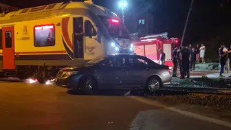Zonguldak'ta yolcu treni ile otomobil çarpıştı : 5 yaralı
