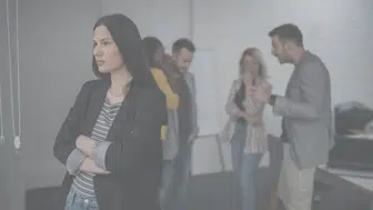 İşyerinde dedikodu yapan çalışan tazminatsız işten çıkarılabilir mi ? Yargıtay karar verdi