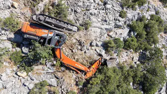 Antalya'da iş makinesi uçurum devrildi : Operatör yaralandı