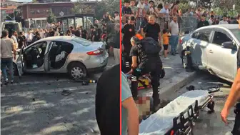 Güngören'de kontrolden çıkan otomobil, kaldırımdaki 2 yayaya çarptı