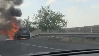Şanlıurfa Siverek'te seyir halindeki otomobil alev topuna döndü