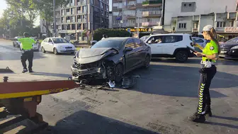 Aydın'da otomobil ile hafif ticari araç çarpıştı : Baba ve 4 yaşındaki oğlu yaralandı