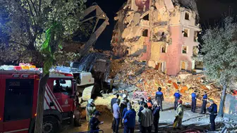 Küçükçekmece’de yıkım sırasında bina çöktü : 2 kişi yaralandı