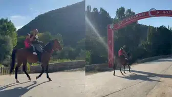 Tokat'ta renkli görüntü : Birinci sınıfa başlayan yeğenini okula atla götürdü