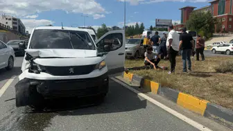 Kastamonu'da otomobil ile hafif ticari araç kavşakta çarpıştı: 3 yaralı