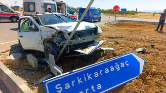 Konya'da kavşakta iki otomobil çarpıştı : 7 kişi yaralandı