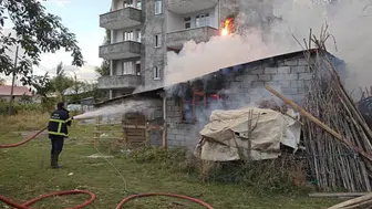 Muş'ta müstakil evin odunluğunda çıkan yangın söndürüldü