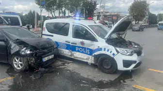 Sakarya'da polis aracı ile otomobil çarpıştı: 2'si polis 5 kişi yaralandı
