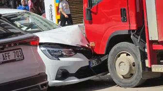 Adıyaman'da otomobil park halindeki kamyonete çarptı !