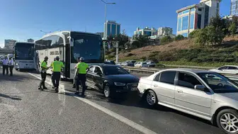 Ümraniye TEM Otoyolu'nda 4 araçlı zincirleme kaza