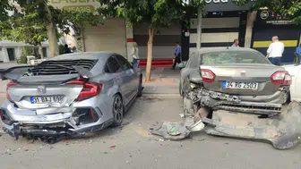 Batman'da park halindeki araçlara çarpan sürücü otomobilini bırakıp kaçtı