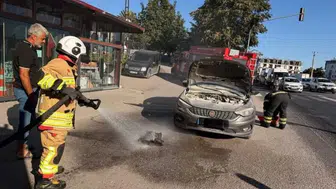 Belen'de seyir halindeki otomobilin motorunda yangın çıktı