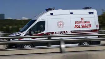 Zeytinburnu’nda otomobil otopark duvarından boş araziye düştü