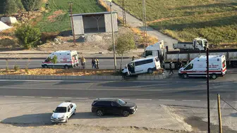 Muş'ta feci kaza : Tır ile panelvan çarpıştı, 3 kişi yaralandı