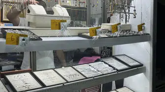 Küçükçekmece’de gümüşçü dükkanına silahlı saldırı : Maskeli şüpheli yakalandı