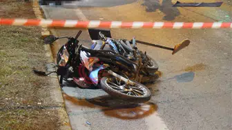 Bolu’da feci motosiklet kazası : Otomobile çarpmamak için manevra yaptı, yaralandı