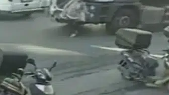 Küçükçekmece'de kadının su tankerinin altında kaldığı kaza anı güvenlik kamerasında