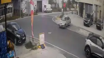 Tekirdağ'da geri manevra yaparken çarptığı tabeladan öfkesini çıkardı