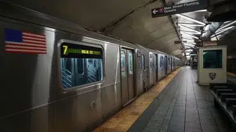 New York metrosunda çantası tren kapısına sıkışan yolcu rayların altında kalarak öldü