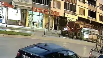 Bursa'da panelvan traktöre arkadan çarptı : 10 yaralı