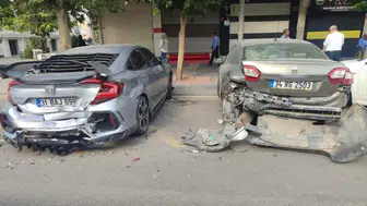 Kontrolden çıkan otomobil 2 araca çarptı : Sürücü olay yerinden kaçtı